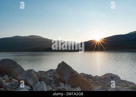 Die Sonne schlängelt sich hinter den Ferne Hills am Joe's Valley Reservoir in Utah, einem Ausflugsziel für viele Kletterer Stockfoto