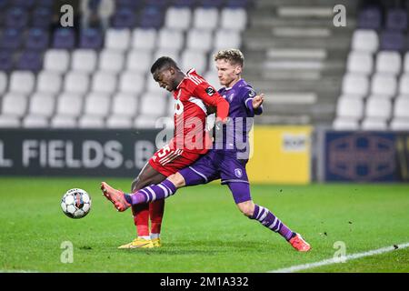 Birame Diaw von SL16 und Beerschot's Leo Seydoux wurden bei einem Fußballspiel zwischen K Beerschot VA und SL16 (U23) am Sonntag, dem 11. Dezember 2022 in Antwerpen, am 17. Tag der 1B. Division der belgischen Meisterschaft „Challenger Pro League“ von 2022-2023 in Aktion gezeigt. BELGA FOTO TOM GOYVAERTS Stockfoto