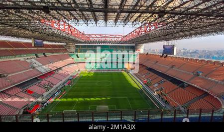 MAILAND, ITALIEN, 2. FEBRUAR 2022 - Blick vom Innern des Giuseppe Meazza Stadions von Mailand, auch bekannt als San Siro Stadium, in Mailand, Italien Stockfoto