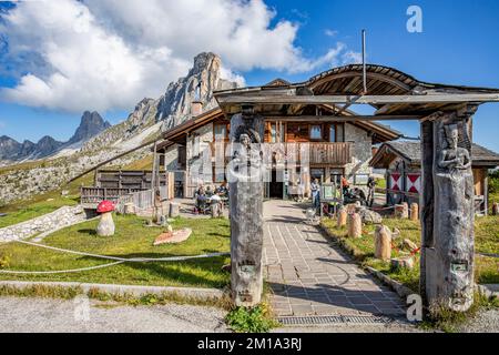 GIAU PASS, ITALIEN, 9. SEPTEMBER 2021 - Blick auf das Giau Hotel am Giau Pass in den Dolomiten, Provinz Belluno, Italien Stockfoto