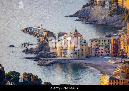 Luftaufnahme des Dorfes Camogli, Genua, Provinz, Italien. Stockfoto