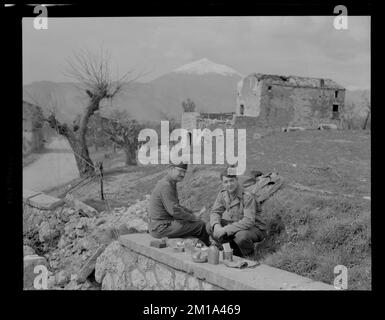 Zwei Männer in Uniform, die vor bergigem Hintergrund sitzen, Krieg, Soldaten, Weltkrieg, 1939-1945. Samuel Chamberlain Fotosammlung Negatives Stockfoto