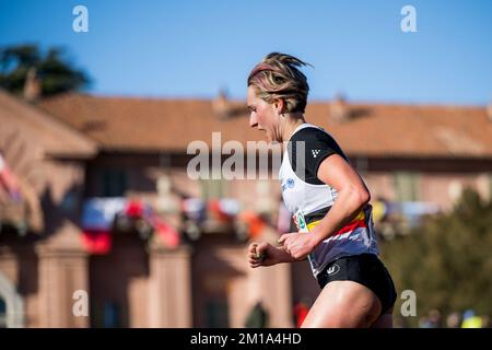 Belgische Eline Dalemans, die am Sonntag, den 11. Dezember 2022, in Piemont (Italien) während des Frauenrennen bei den europäischen Cross Country Championships in Aktion gezeigt wurden. BELGA FOTO JASPER JACOBS Stockfoto