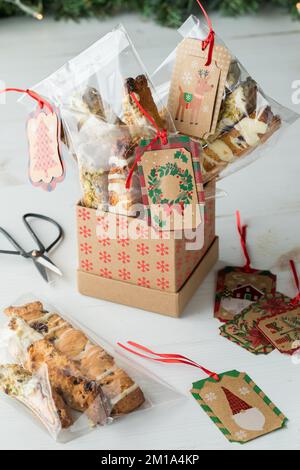 Gegenstände zur Zubereitung von Geschenktüten mit hausgemachten Biscotti. Stockfoto