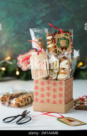 Hausgemachte Biscotti-Tüten als Geschenke für die Feiertage. Stockfoto