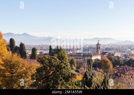 Bergamo Altstadt auf einem Hügel mit blauem Himmel und Bergen im Hintergrund Stockfoto