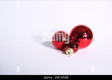 Weihnachtsbälle auf weißem Boden Stockfoto