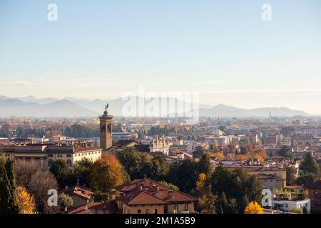 Bergamo Altstadt auf einem Hügel mit blauem Himmel und Bergen im Hintergrund Stockfoto