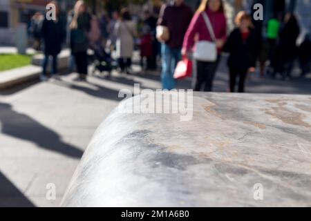 Marmorstein mit Menschen im Hintergrund Stockfoto