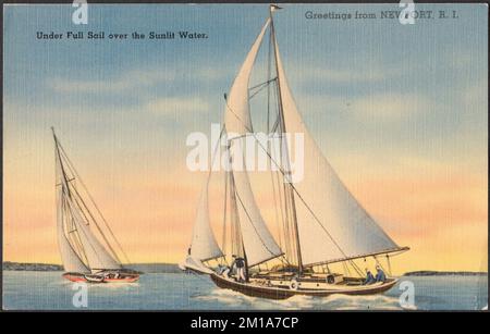 Unter voller Segeltörn über sonniges Wasser. Grüße aus Newport, R.I. , Boote, Seen, Tichnor Brothers Collection, Postkarten der Vereinigten Staaten Stockfoto