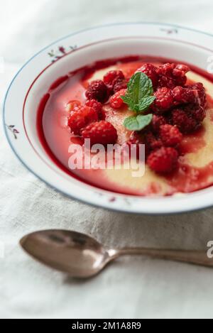 Schüssel mit hausgemachtem veganem Grieß-Pudding mit Himbeeren Stockfoto