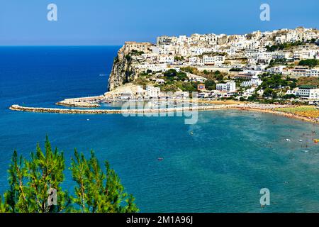 Apulia Puglia Gargano Italien. Erhöhte Aussicht auf Peschici Stockfoto