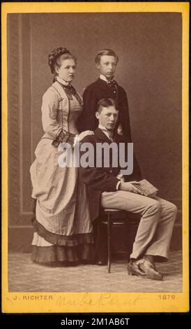 Unbekannte Frau und zwei unbekannte junge Männer, Alexandre Benois Collection Stockfoto