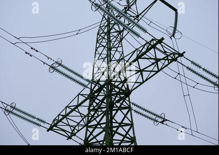 Power-Pylon. Fragment des Elektrizitätsturms Stockfoto