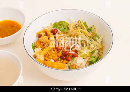 COM hen, vietnamesisches Reisgericht mit Babykorb, Muscheln, Reis, vietnamesisches Essen isoliert auf weißem Hintergrund, Nahaufnahme Stockfoto