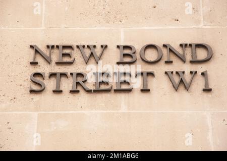 Schild für New Bond Street, Mayfair, London, Großbritannien - teuerste und exklusivste Einkaufsgegend in London, mit vielen Designerläden und berühmten Geschäften. Stockfoto