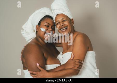 Glückliche afrikanische Mehrgenerationenfrauen mit Hautpflegetag - Menschen Wellness Lifestyle Konzept Stockfoto
