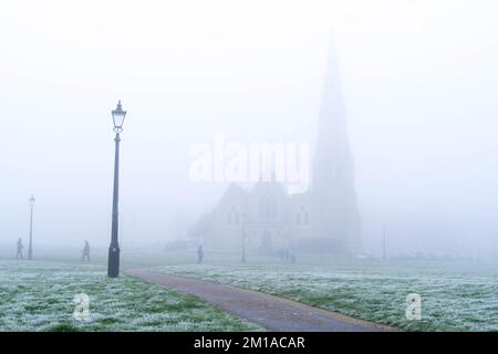 London UK 10 . Dezember 2022 . Wetter in Großbritannien. Der Londoner Park ist heute mit hartem Frost bedeckt, während Weihnachtseinkäufer ihre Geschäfte im Nebel erledigen, während der brutale arktische Frost die Temperaturen in der Nähe des Dorfes Blackheath im Südosten Londons, England, erhöht. Kredit: Glosszoom/Alamy Live News Stockfoto