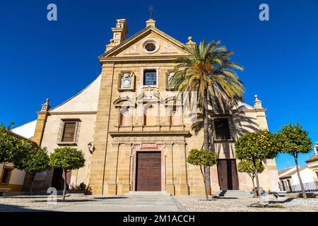 Kirche der Heiligen Dreifaltigkeit (Spanisch: Parroquia de La Santisima Trinidad Antequera) in Antequera, Malaga, Spanien. Fassadenansicht des Hauptgebäudes, Stockfoto