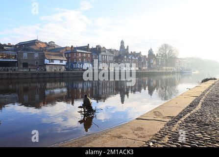 York, Vereinigtes Königreich, 11. Dezember 2022. Eine neblige Szene am River Ouse in York, während das eiskalte Wetter im ganzen Land anhält. Kredit : Monica Wells/Alamy Live News Coninues. Kredit : Kredit: Monica Wells/Alamy Live News Stockfoto