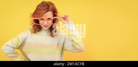 Mädchen mit lustigen Party-Brille. Frau isoliert Gesicht Porträt, Banner mit Platz kopieren. Gefühl flirty. Lustige Mädchen tragen große Brille. Geburtstagsfeier Stockfoto