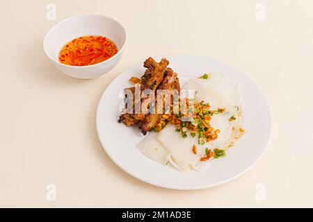 Banh hoi thit nuong, vietnamesischer Reis Vermicelli Woven mit gegrilltem Schweinefleisch, Sauce. vietnamesische Küche isoliert auf weißem Hintergrund, perspektivischer Blick Stockfoto