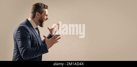 Traurige Erfahrung. Mann Gesicht Porträt, Banner mit Kopieplatz. Geschäftsmann im Anzug, isolierter Studiohintergrund. Wütender Boss schreit weit Stockfoto
