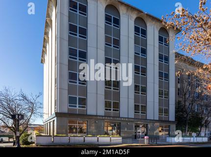 DURHAM, NC, USA-1. DEZEMBER 2022: Durham County Social Services Building. Stockfoto