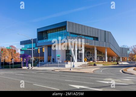 DURHAM, NC, USA-1. DEZEMBER 2022: Durham County Main Library, Ecke Roxboro und Liberty. Stockfoto