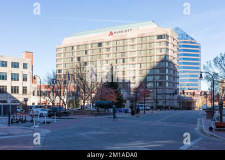 DURHAM, NC, USA-1. DEZEMBER 2022: Das Marriott City Center mit Durham Centre dahinter. Stockfoto