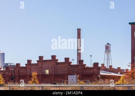 DURHAM, NC, USA-1. DEZEMBER 2022: American Tobacco Buildings, jetzt umgebaut für den Mehrzweck. Sichtbar ist der berühmte Lucky Strike Wasserturm und Schornstein Stockfoto