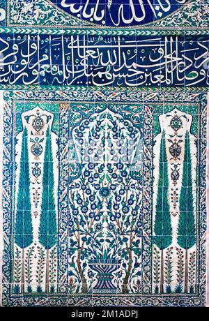 Einzigartige Fliesenplatte des Topkapi-Palastes in Istanbul, Türkei. Stockfoto