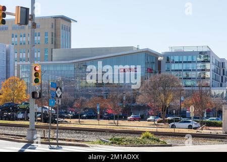 DURHAM, NC, USA-1. DEZEMBER 2022: Das Durham Performing Arts Center-Gebäude. DPAC Stockfoto