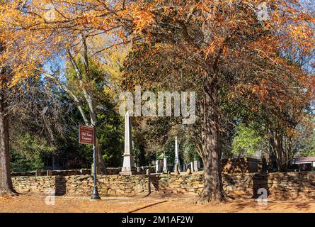 HILLSBOROUGH, NC, USA-29. NOVEMBER 2022: Old Town Cemetery. Stockfoto