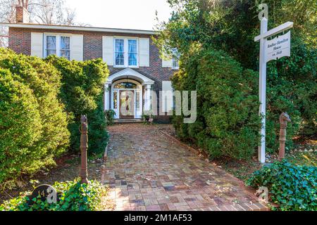 HILLSBOROUGH, NC, USA-29 NOV 2022: Roulhac-Hamilton House, Ca. 1840. Stockfoto