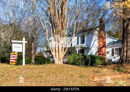 HILLSBOROUGH, NC, USA-29 NOV 2022: The Ashe House, Ca. 1840. Stockfoto