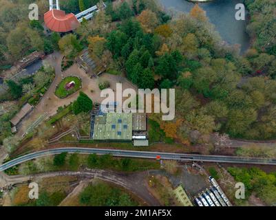 Luftdrohne aus dem Air Filmmaterial von Nemesis Rollercoaster in Alton Towers entfernt 2022 , der letzte Abschnitt der Rennstrecke ist entfernt zu sehen Stockfoto