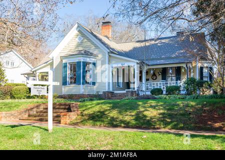 HILLSBOROUGH, NC, USA-29. NOVEMBER 2022: The Firrest-cheek House, 1901. Stockfoto