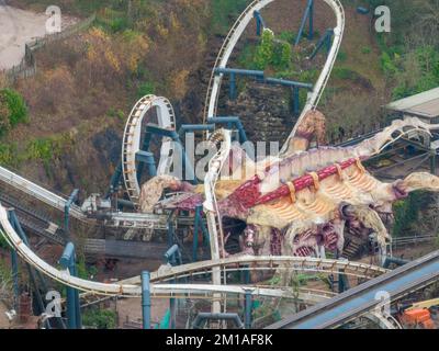 Luftdrohne aus dem Air Filmmaterial von Nemesis Rollercoaster in Alton Towers entfernt 2022 , der letzte Abschnitt der Rennstrecke ist entfernt zu sehen Stockfoto