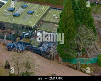 Luftdrohne aus dem Air Filmmaterial von Nemesis Rollercoaster in Alton Towers entfernt 2022 , der letzte Abschnitt der Rennstrecke ist entfernt zu sehen Stockfoto