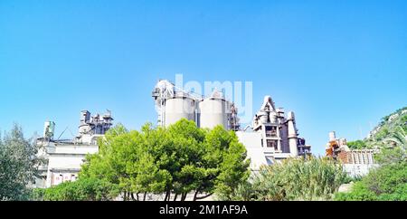 Zementfabrik in Vallcarca an der Küste von El Garraf, Barcelona, Katalonien, Spanien, Europa Stockfoto