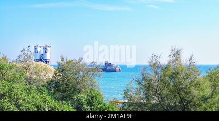 Zementfabrik in Vallcarca an der Küste von El Garraf, Barcelona, Katalonien, Spanien, Europa Stockfoto