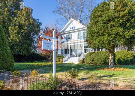 HILLSBOROUGH, NC, USA-29. NOVEMBER 2022: Richter Gattis House, 1908. Stockfoto