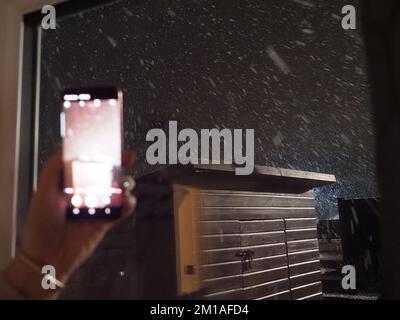 Sheerness, Kent, Großbritannien. 11.. Dezember 2022. Heute Abend ist in Sheerness in Nord-Kent Schnee gefallen. Kredit: James Bell/Alamy Live News Stockfoto