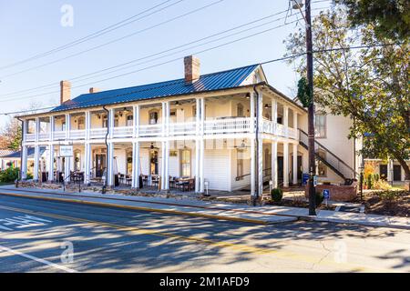 HILLSBOROUGH, NC, USA-29 NOV 2022: The Colonial Inn, Ca: 1759. Stockfoto