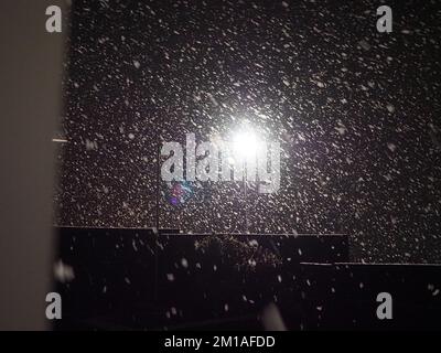 Sheerness, Kent, Großbritannien. 11.. Dezember 2022. Heute Abend ist in Sheerness in Nord-Kent Schnee gefallen. Kredit: James Bell/Alamy Live News Stockfoto