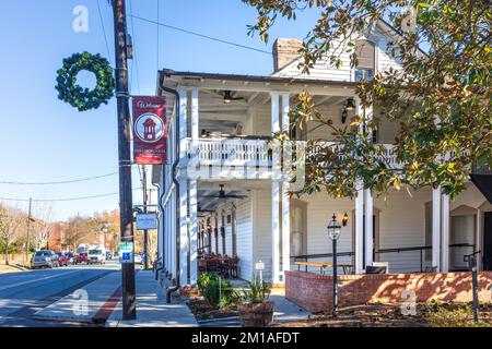 HILLSBOROUGH, NC, USA-29 NOV 2022: The Colonial Inn, Ca: 1759. Stockfoto