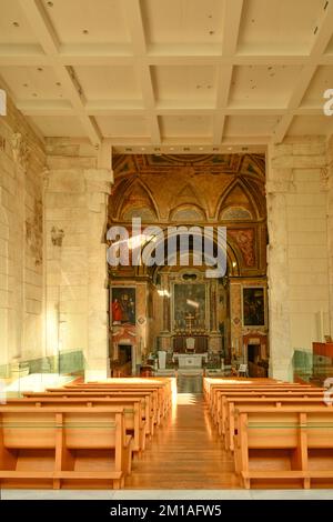 Das Innere einer mittelalterlichen Kirche, die zwischen den Säulen eines antiken römischen Tempels in Pozzuoli, Italien, errichtet wurde Stockfoto