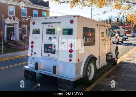 HILLSBOROUGH, NC, USA-29. NOVEMBER 2022: Loomis-Lkw parkt auf der Straße. Stockfoto