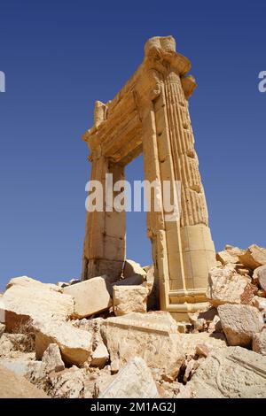 Die antike archäologische Stätte Palmyra, Tadmur, Syrien. Der ISIS besetzte Palmyra in den Jahren 2015 und 2017 und zerstörte einen Großteil des architektonischen Erbes. Stockfoto